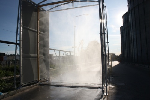 Brama dezynfekcyjna z osłonami od wiatru do_dezynfekcji